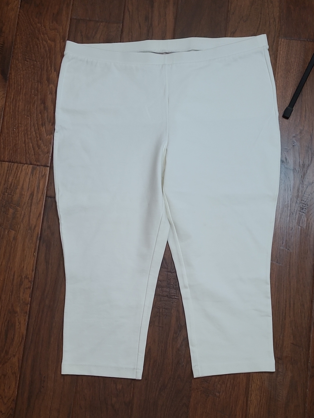 Chico's Fabulously Slimming White Pullon Capri Pants size 3 (XL)